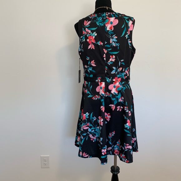 NWT Vince Camuto black floral dress - Picture 5 of 6